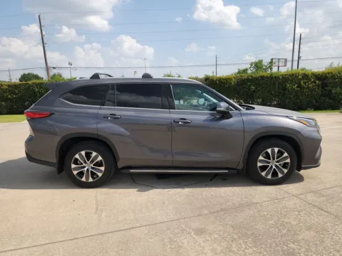 More photos of 2022 Toyota Highlander XLE at Fred Haas Nissan, TX