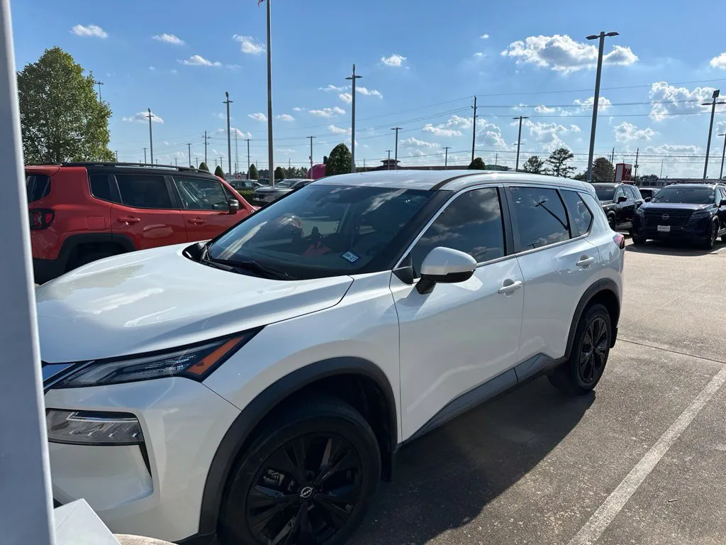 White 2022 Nissan Rogue SV for sale in Tomball, TX