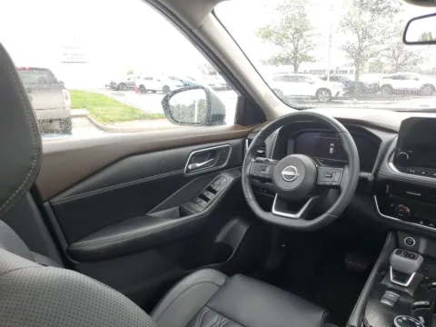More photos of 2023 Nissan Rogue Platinum at Metro Nissan of Indianapolis, IN