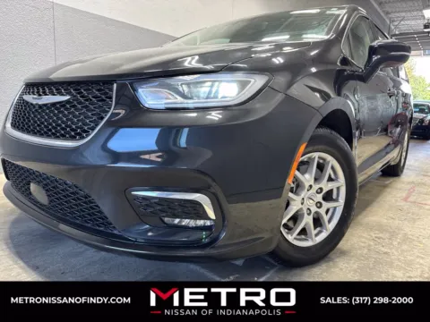 Black 2022 Chrysler Pacifica Touring L for sale in Indianapolis, IN