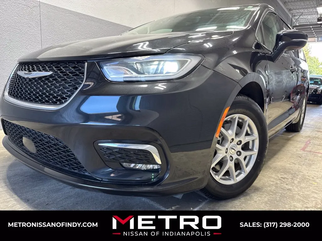 Black 2022 Chrysler Pacifica Touring L for sale in Indianapolis, IN
