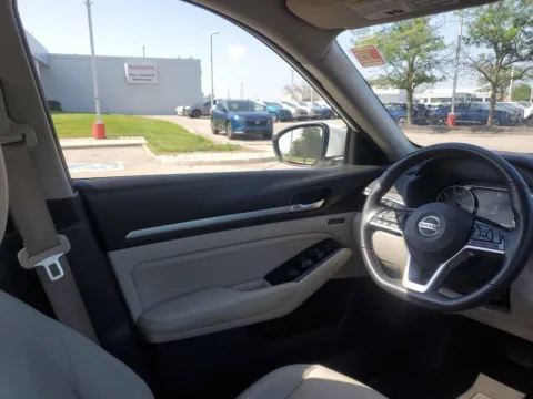 More photos of 2021 Nissan Altima 2.5 Platinum at Metro Nissan of Indianapolis, IN