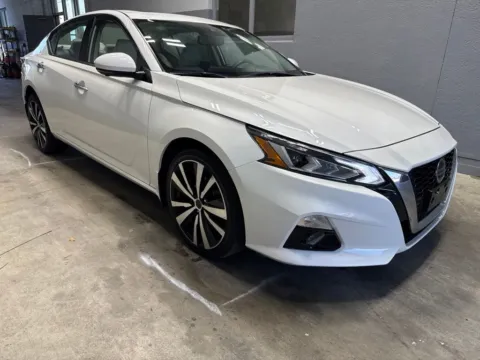 More photos of 2021 Nissan Altima 2.5 Platinum at Metro Nissan of Indianapolis, IN