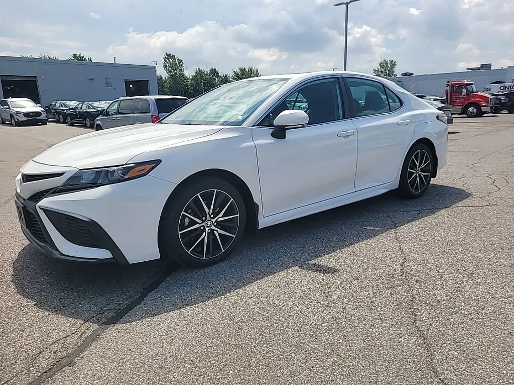 White 2023 Toyota Camry SE for sale in Indianapolis, IN