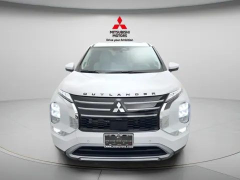 Photos of 2026 Mitsubishi Outlander SE for sale in Des Plaines, IL at Jidd Motors Mitsubishi