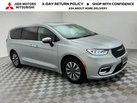 Another view of 2023 Chrysler Pacifica Hybrid Limited for sale in Des Plaines, IL at Jidd Motors Mitsubishi