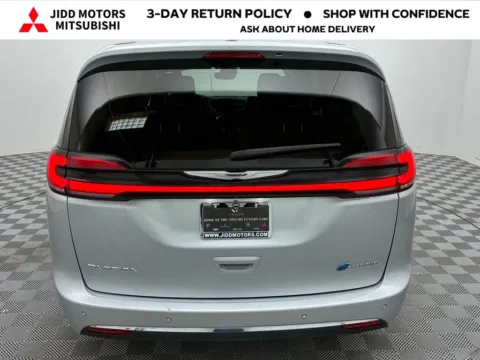 More photos of 2023 Chrysler Pacifica Hybrid Limited at Jidd Motors Mitsubishi, IL