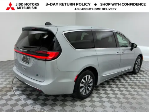 More photos of 2023 Chrysler Pacifica Hybrid Limited at Jidd Motors Mitsubishi, IL