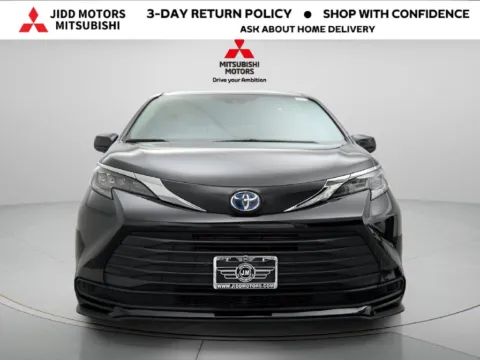 Another view of 2025 Toyota Sienna LE for sale in Des Plaines, IL at Jidd Motors Mitsubishi