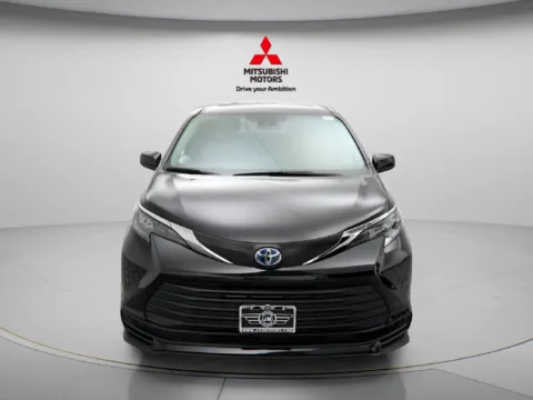 More photos of 2025 Toyota Sienna LE at Jidd Motors Mitsubishi, IL