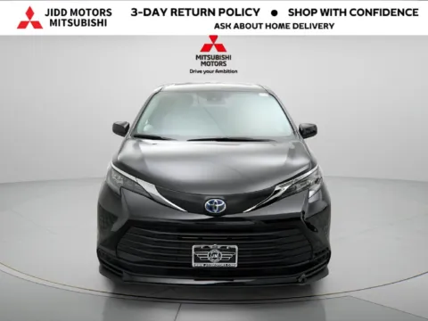 More photos of 2025 Toyota Sienna LE at Jidd Motors Mitsubishi, IL