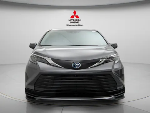 Another view of 2025 Toyota Sienna LE for sale in Des Plaines, IL at Jidd Motors Mitsubishi