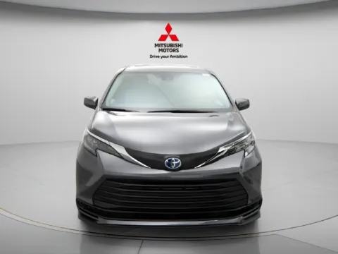 More photos of 2025 Toyota Sienna LE at Jidd Motors Mitsubishi, IL