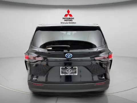 More photos of 2025 Toyota Sienna LE at Jidd Motors Mitsubishi, IL