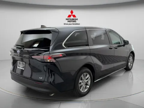 More photos of 2025 Toyota Sienna LE at Jidd Motors Mitsubishi, IL