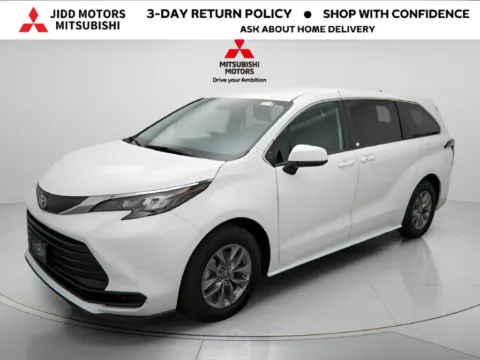 White 2025 Toyota Sienna LE for sale in Des Plaines, IL