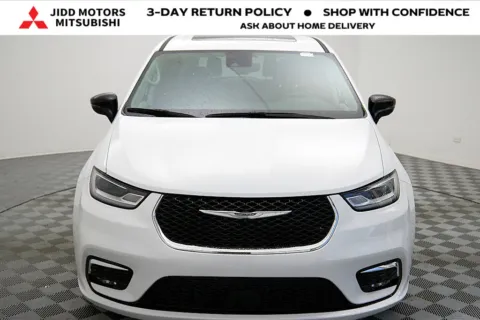 More photos of 2024 Chrysler Pacifica Limited at Jidd Motors Mitsubishi, IL