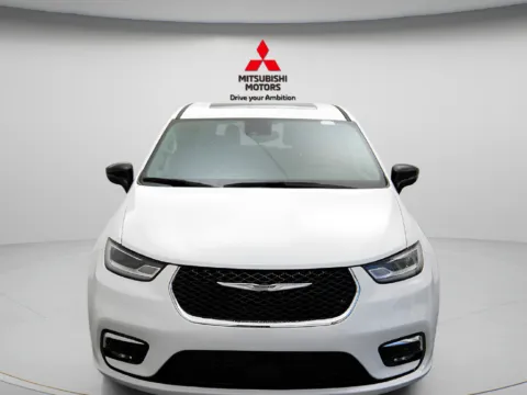 More photos of 2024 Chrysler Pacifica Limited at Jidd Motors Mitsubishi, IL