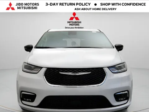 More photos of 2024 Chrysler Pacifica Limited at Jidd Motors Mitsubishi, IL