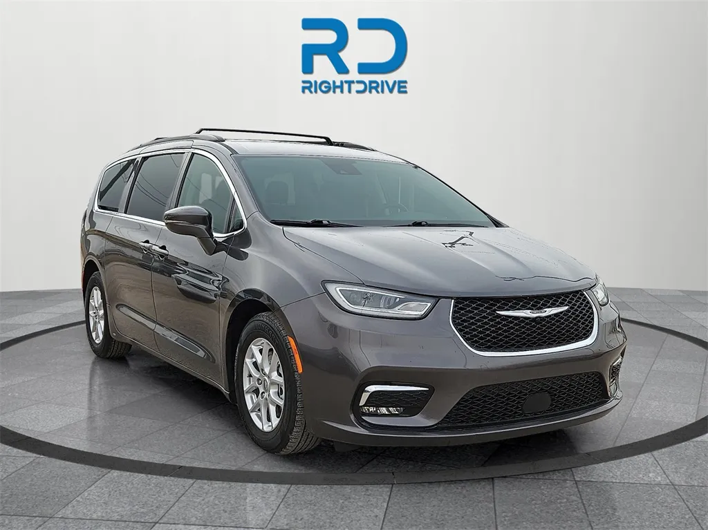 2022 Chrysler Pacifica Touring L's photo