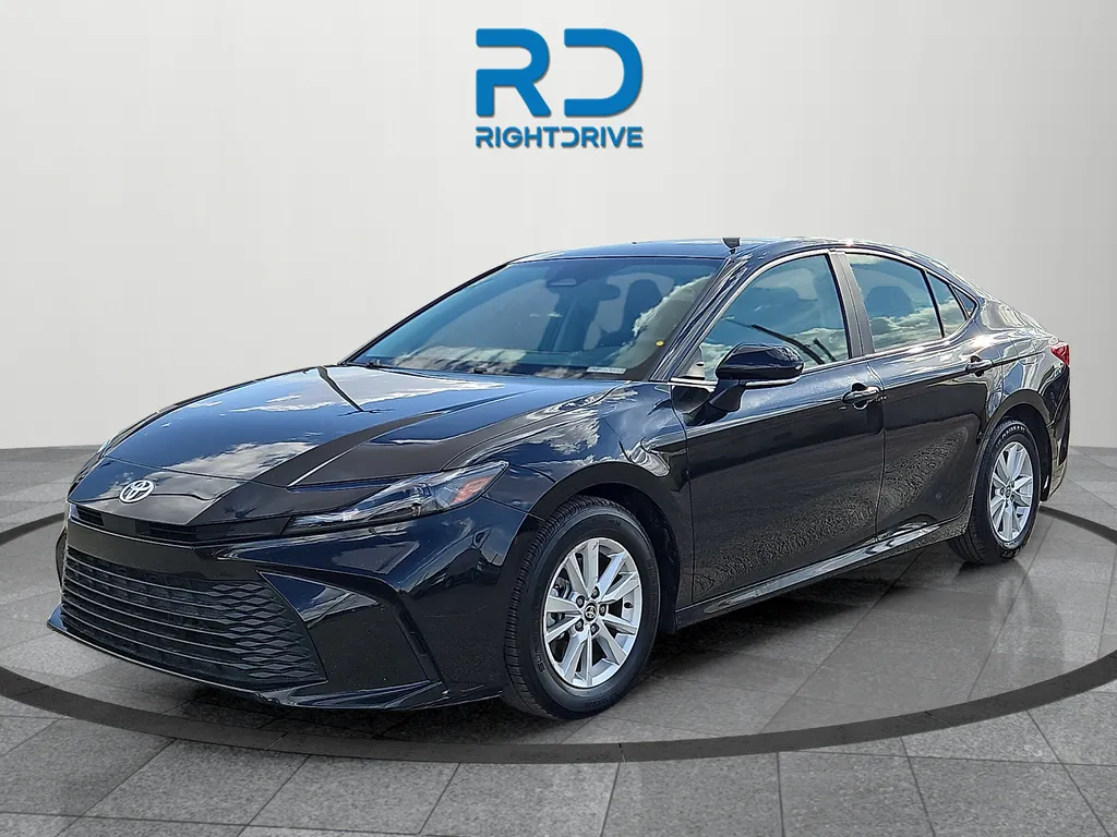 2025 Toyota Camry LE - Photo 6