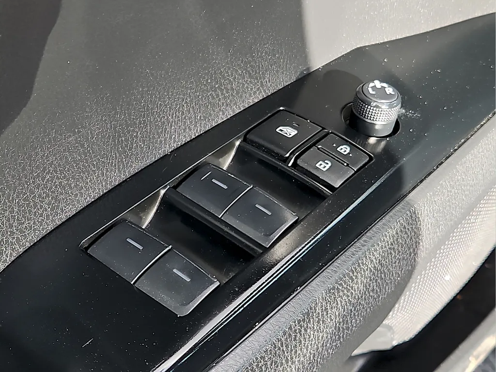 2025 Toyota Camry LE - Photo 15