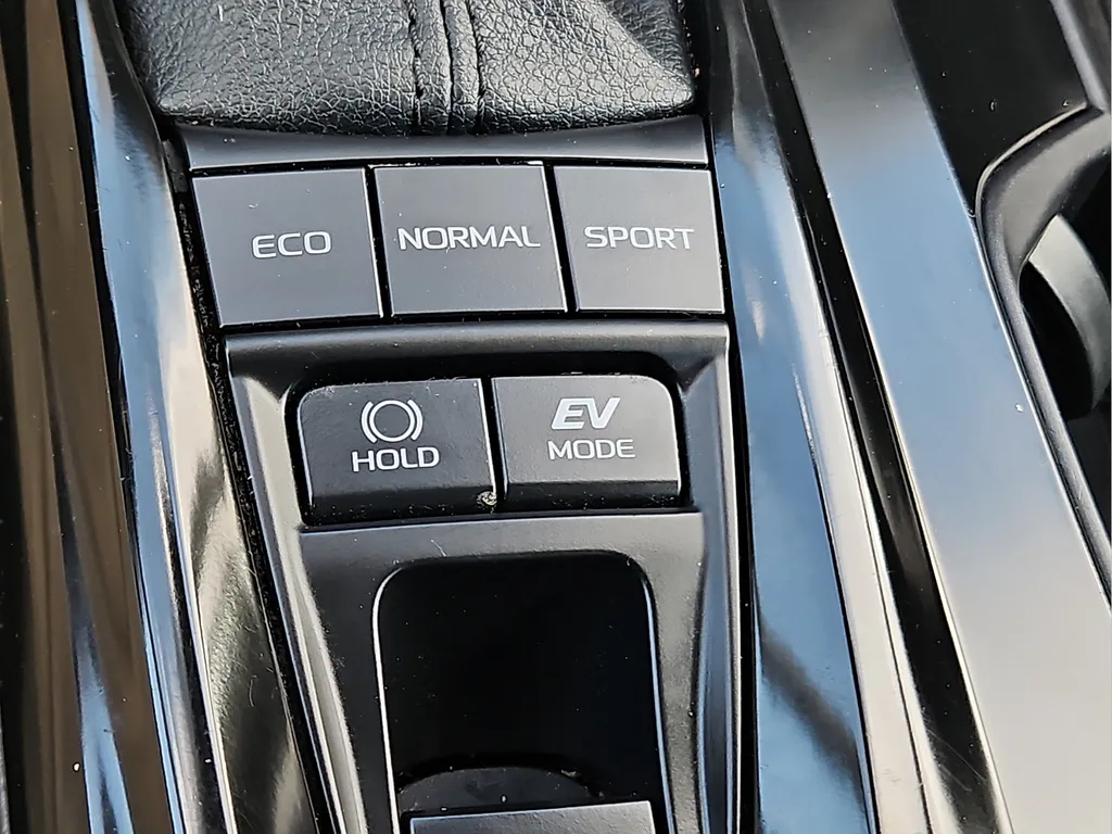 2025 Toyota Camry LE - Photo 23
