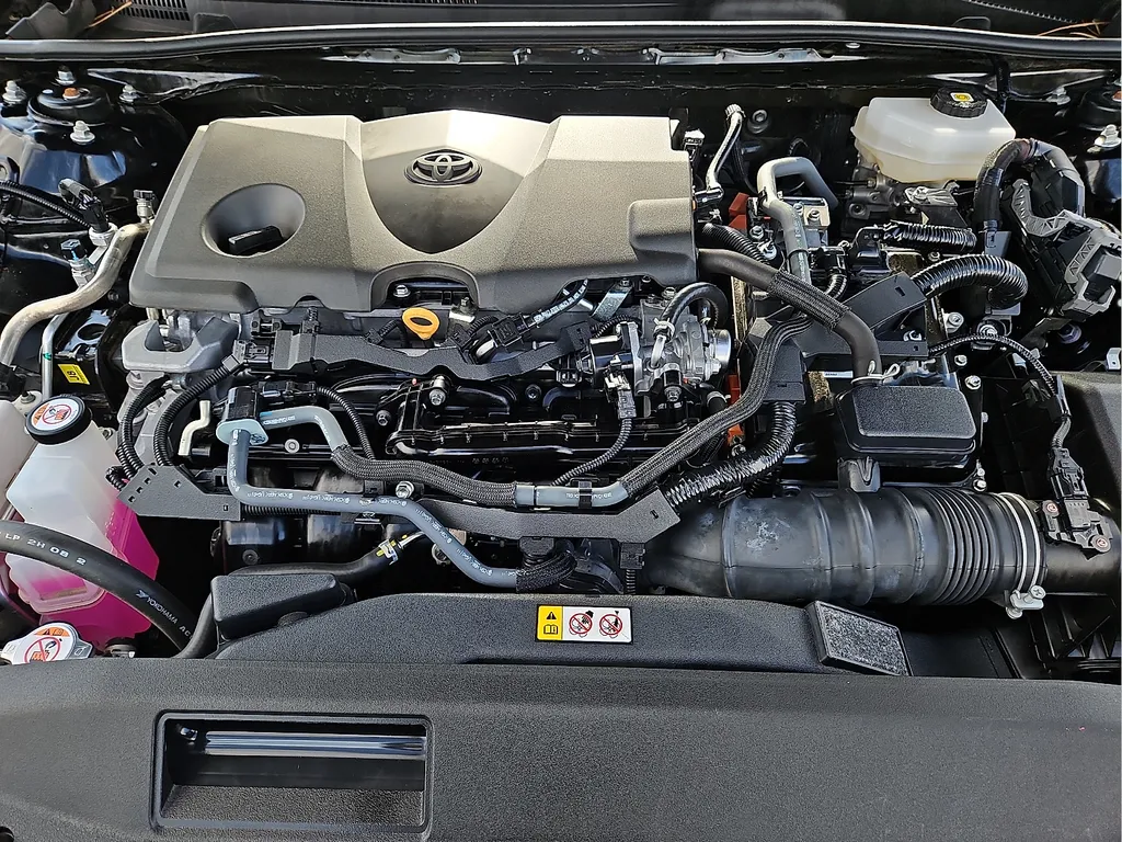 2025 Toyota Camry LE - Photo 9