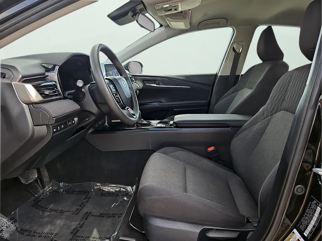 2025 Toyota Camry LE - Photo 17