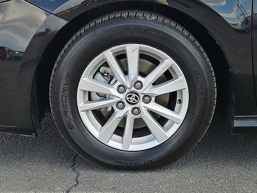 2025 Toyota Camry LE - Photo 10
