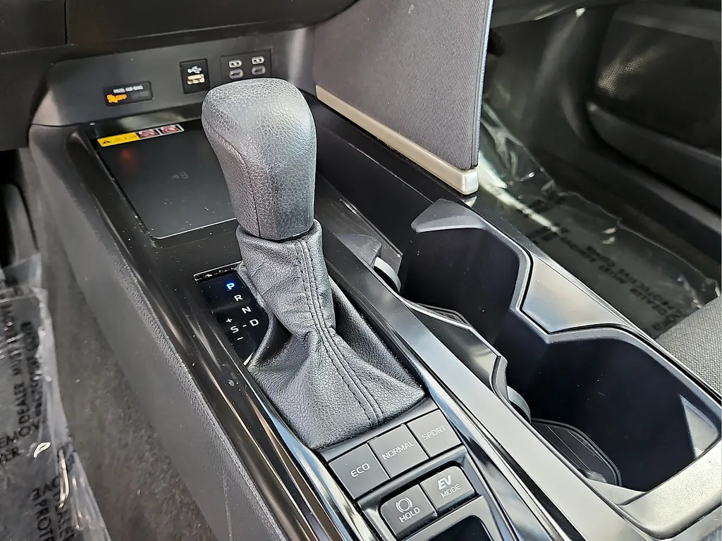 2025 Toyota Camry LE - Photo 25