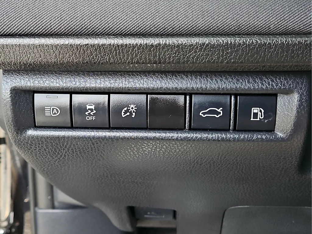 2025 Toyota Camry LE - Photo 18