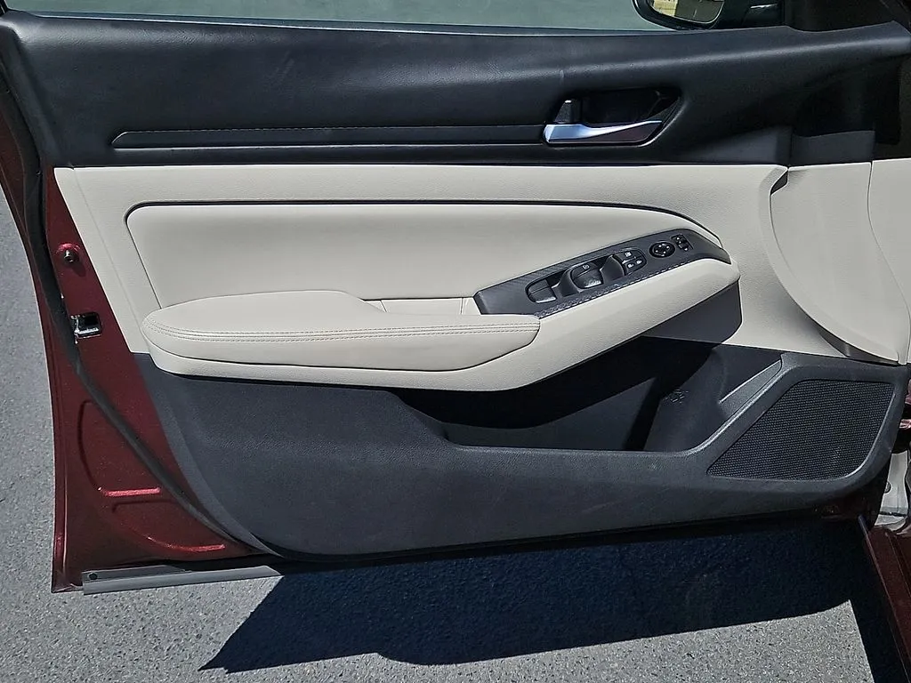 2025 Nissan Altima SV - Photo 15