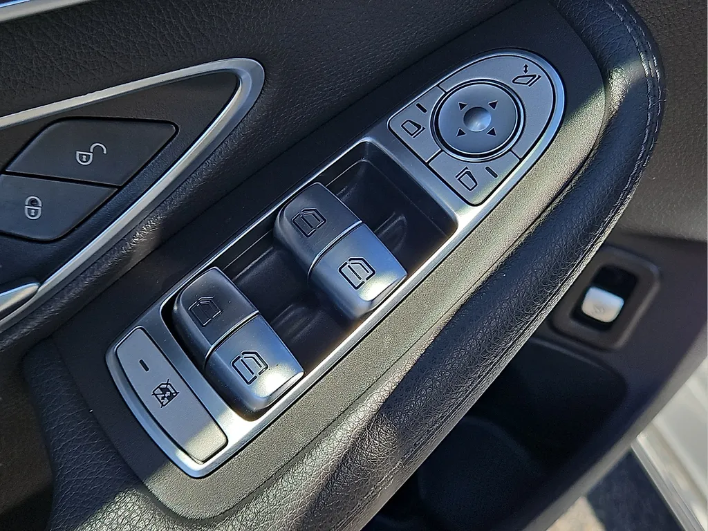 2021 Mercedes-Benz C-Class Sedan C300 - Photo 17