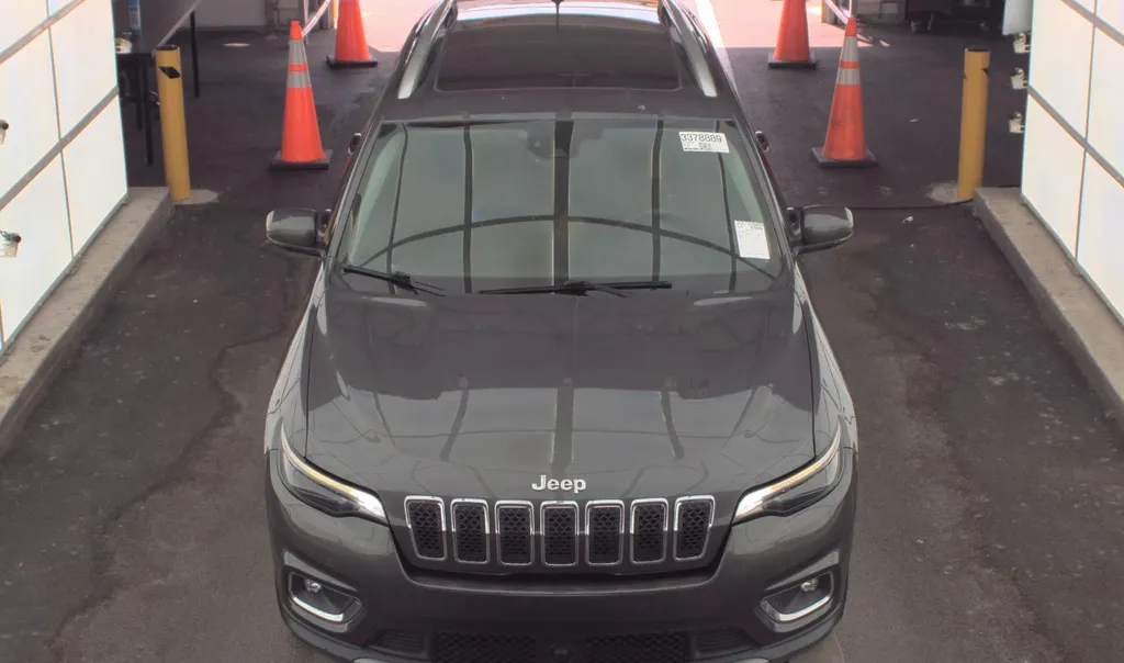 Jeep Cherokee photo 2