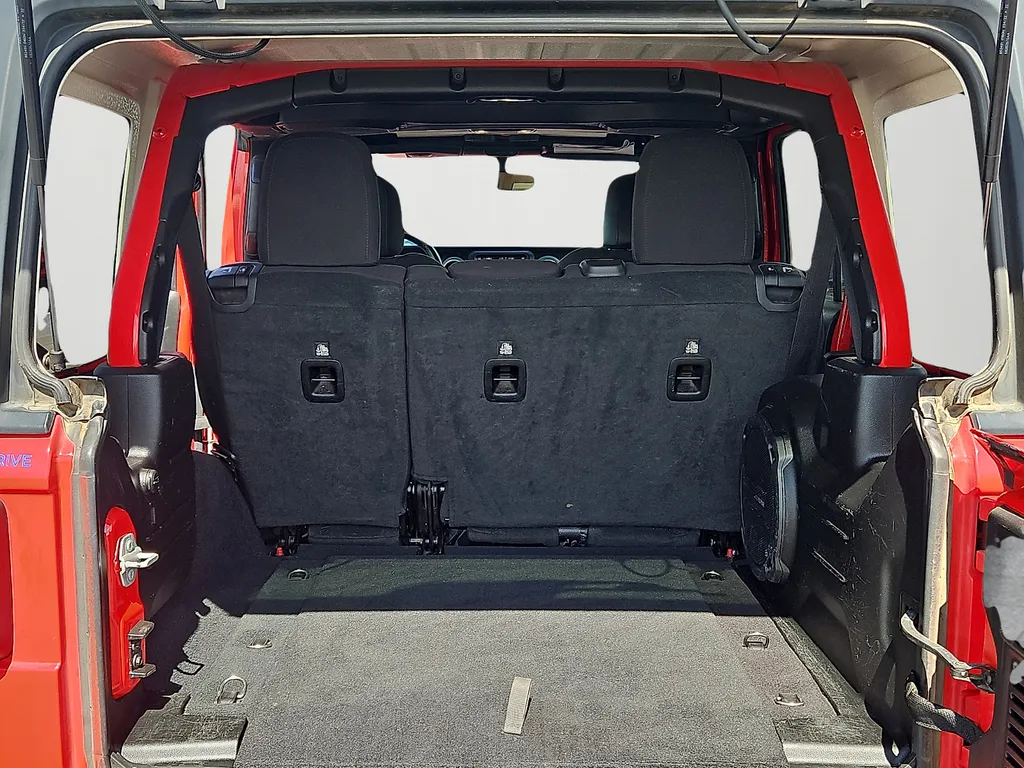 Jeep Wrangler photo 12