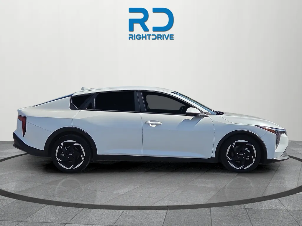 2025 Kia K4 EX - Photo 2
