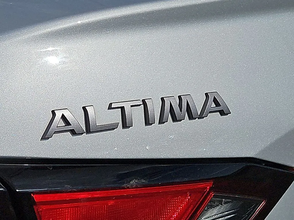 Nissan Altima photo 11