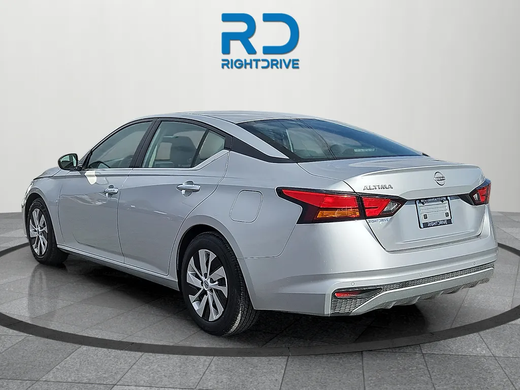 Nissan Altima photo 4