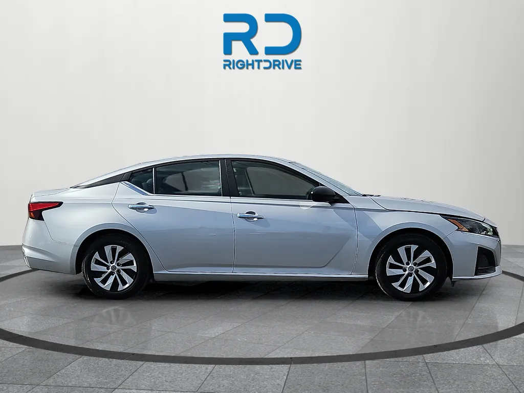 Nissan Altima photo 2
