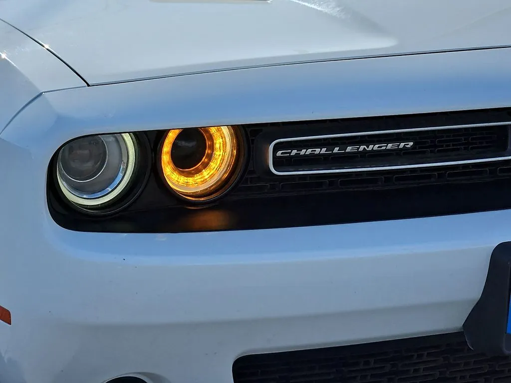 Dodge Challenger photo 8