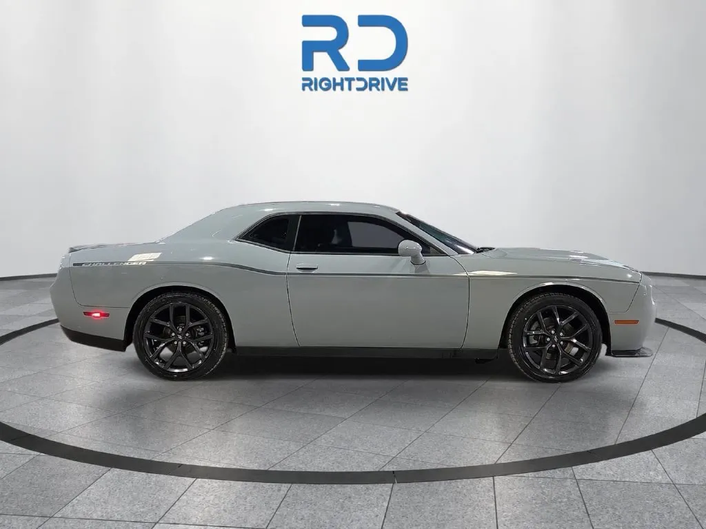 Dodge Challenger photo 2