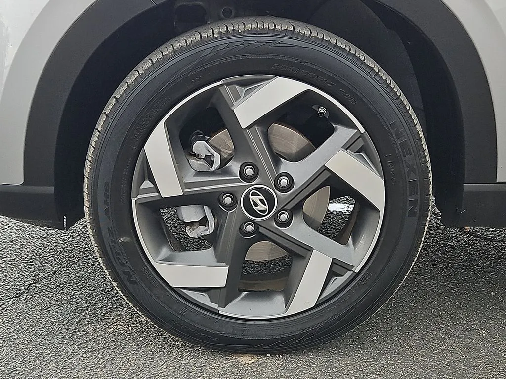 Hyundai Venue photo 10
