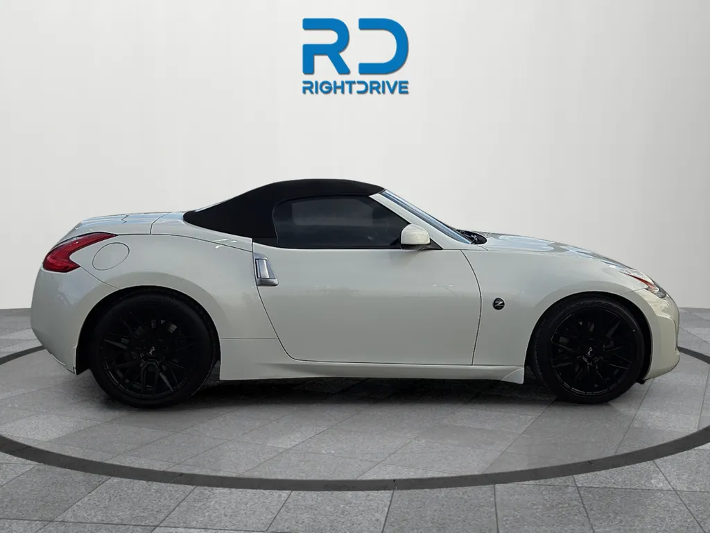 Nissan 370Z photo 2