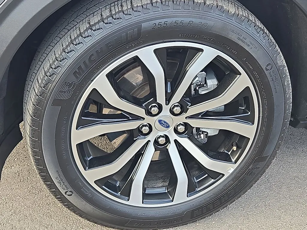 Ford Explorer photo 8