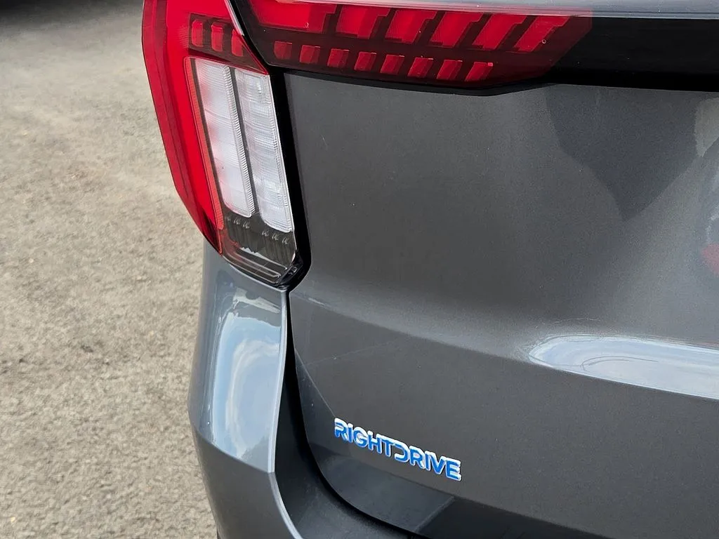 Ford Explorer photo 9