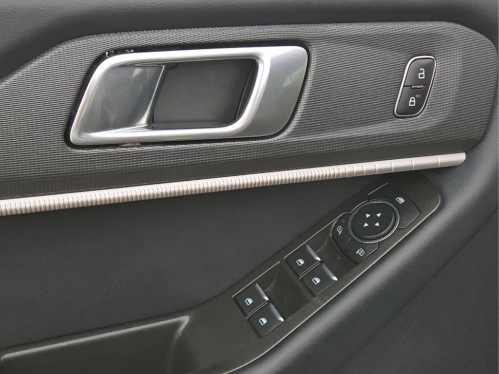 Ford Explorer photo 16