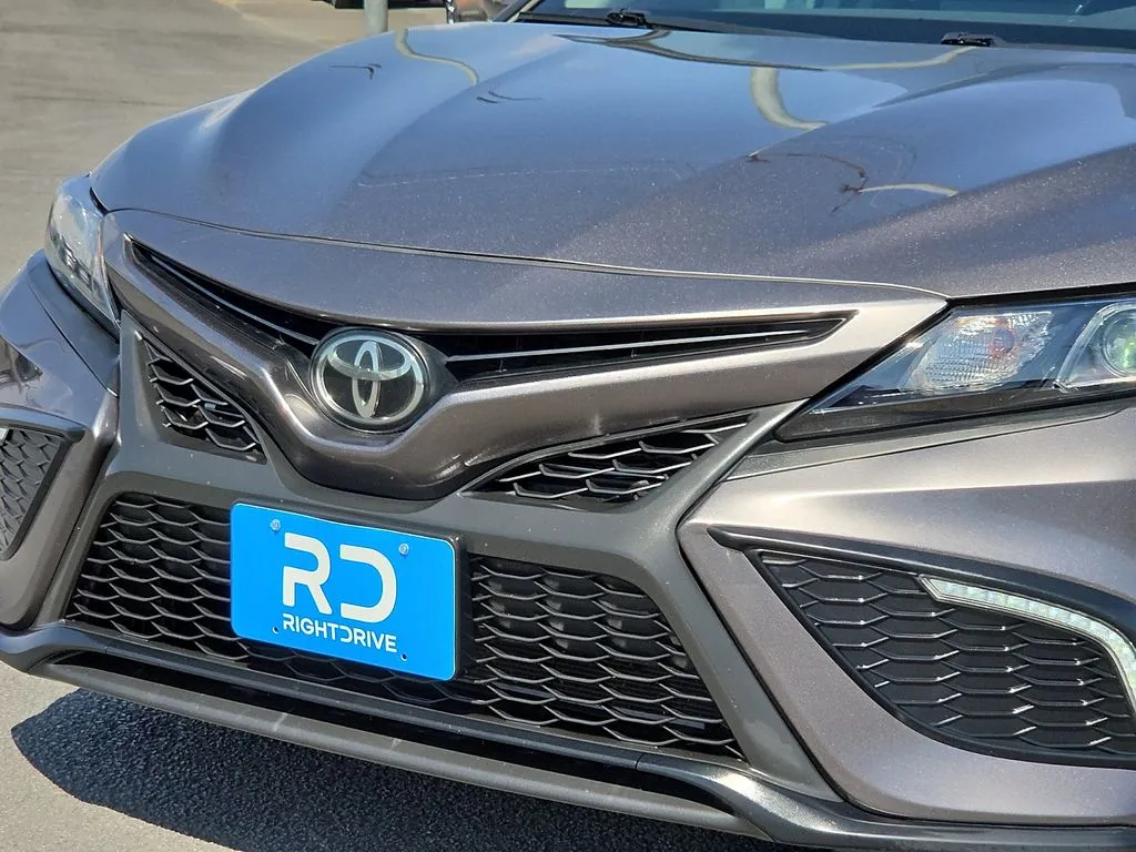 2022 Toyota Camry SE - Photo 7