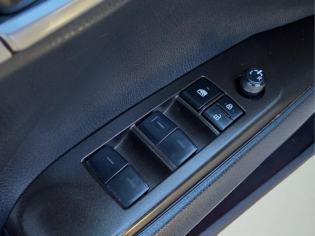 2022 Toyota Camry SE - Photo 17