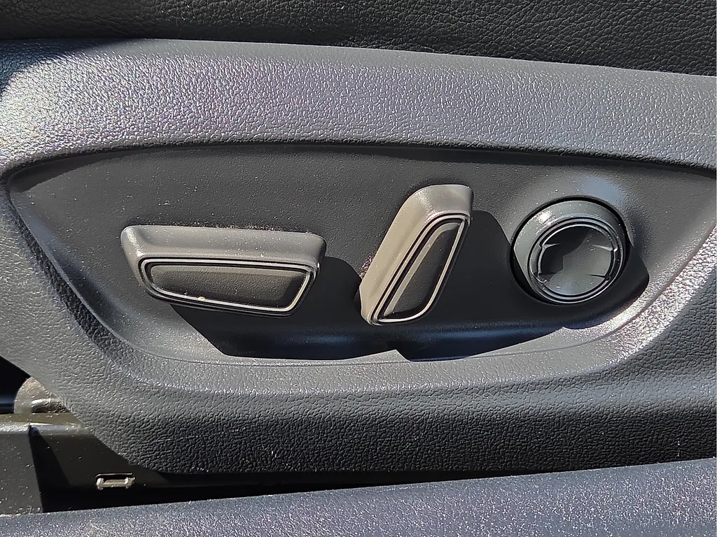 2022 Toyota Camry SE - Photo 18